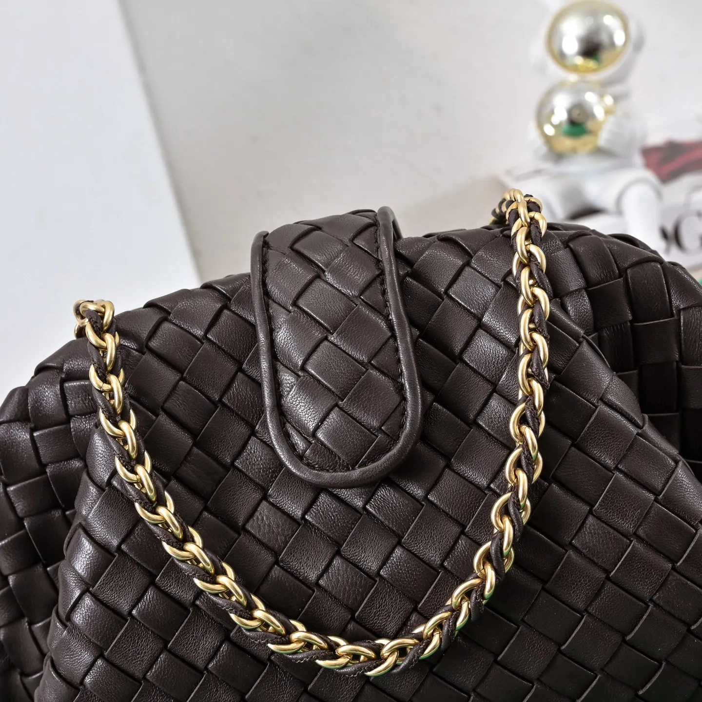 Batch 1880 BOTTEGA VENETA LAUREN 1980 small clutch bag is new! The small size that many people are squatting on is finally here. The self-adjustable zipper is a highlight of this bag. After being removed, it can be used as a handbag for important occasions. One bag unlocks two carrying methods at the same time. It is practical and has a unique sense of structure and beautiful lines. It is more elegant than a small cloud. It is a tribute to the classics and the pursuit of modernity. Style number: 4038 Size: 27*15*8cm